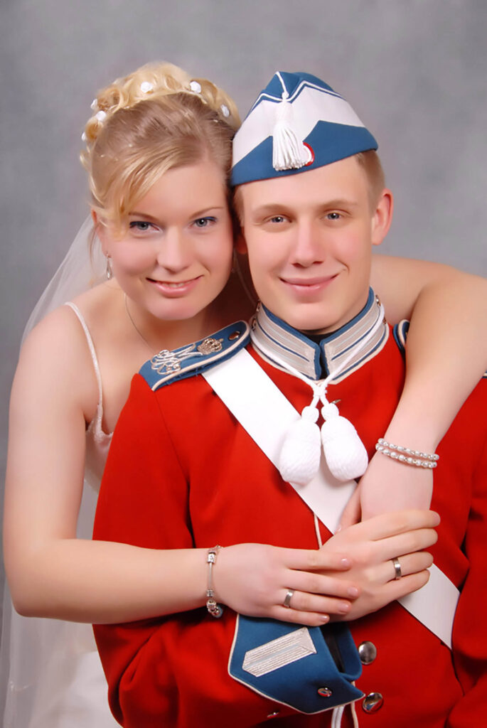 Traditionelt studie bryllupsfoto af brudepar, han i livgarde uniform.